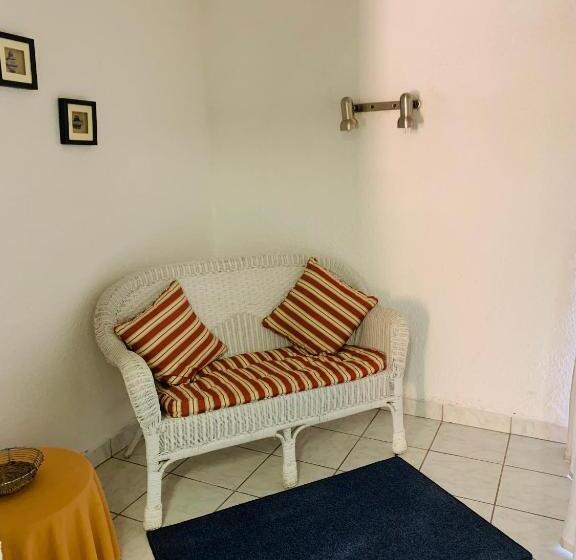 اتاق استاندارد سه نفره, Busa House