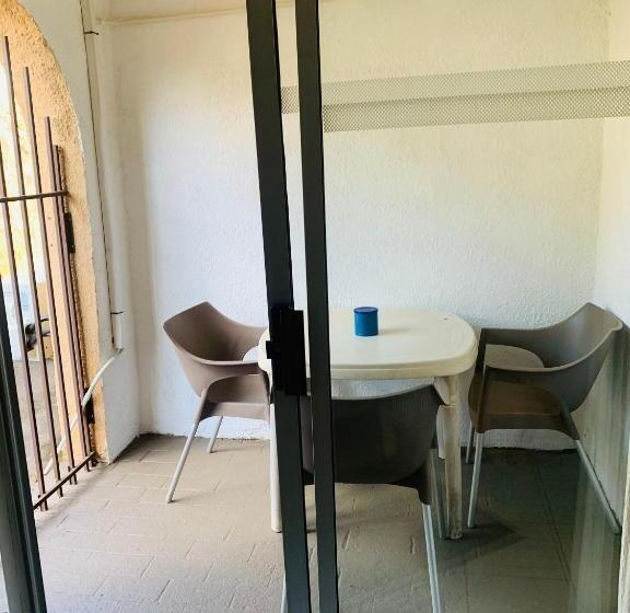 اتاق استاندارد سه نفره, Busa House