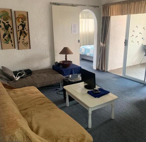 اتاق استاندارد سه نفره, Busa House
