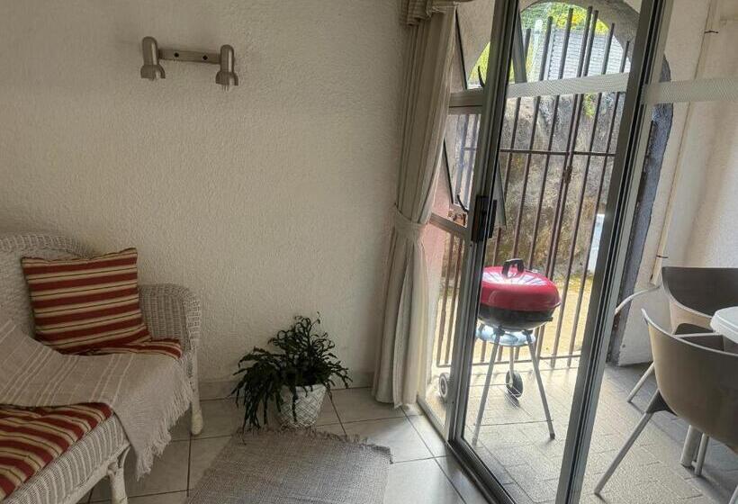 اتاق استاندارد سه نفره, Busa House