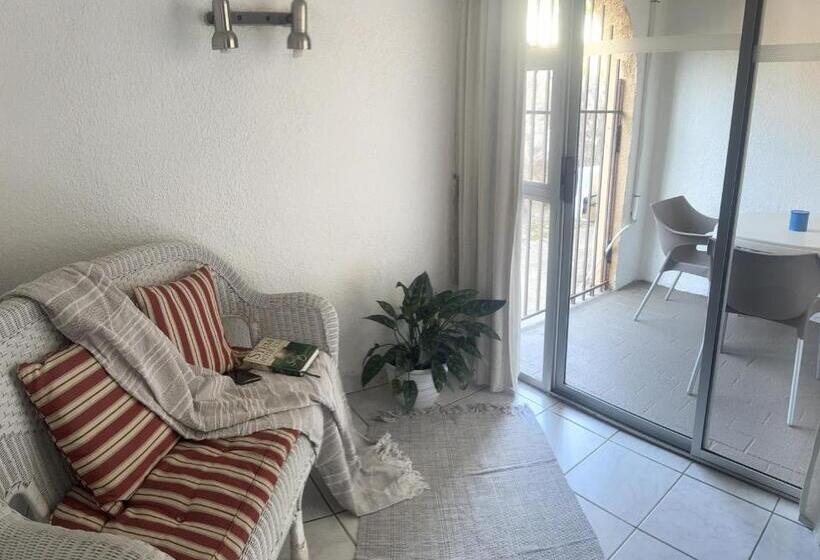 اتاق استاندارد سه نفره, Busa House
