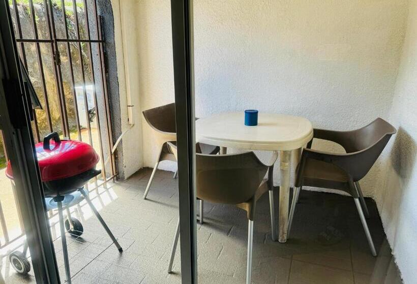 اتاق استاندارد سه نفره, Busa House