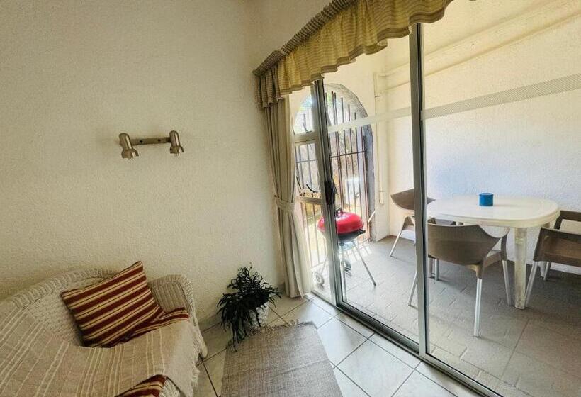 اتاق استاندارد سه نفره, Busa House