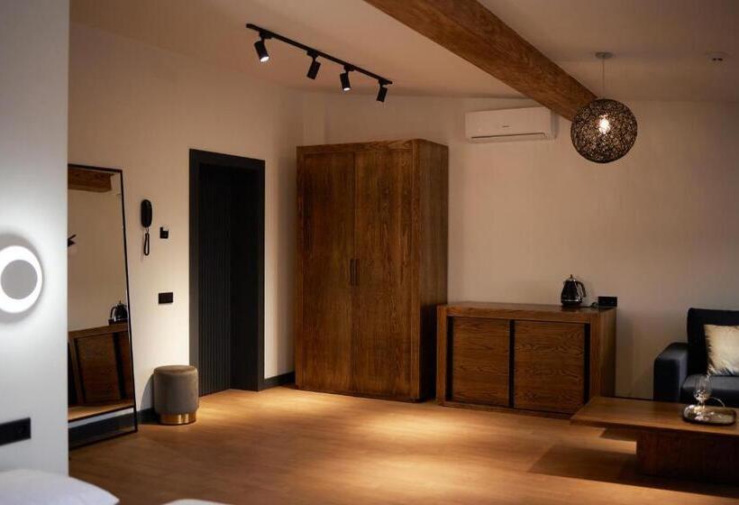 سوئیت با تخت بزرگ, Barbar Apart