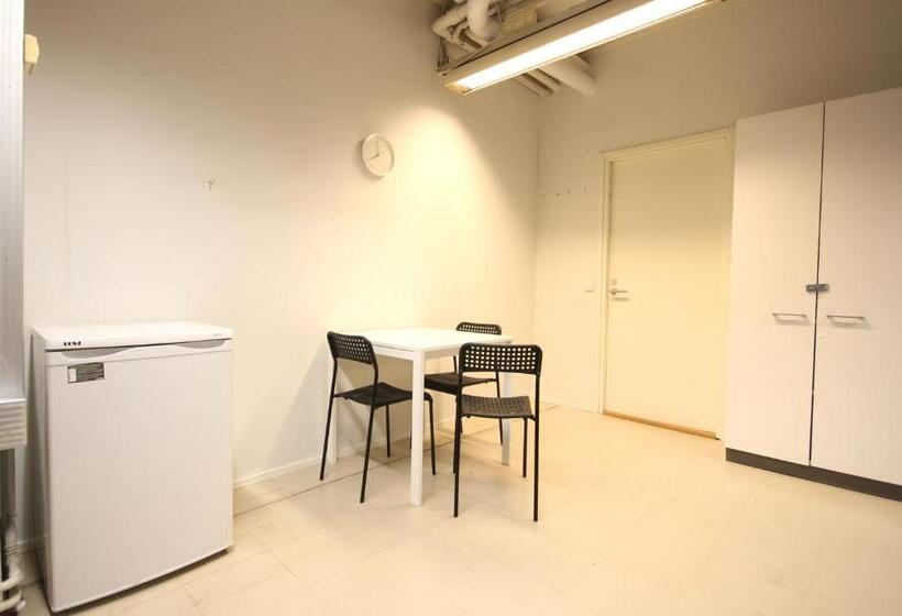 스탠다드 트리픔 룸 공동욕실, Forenom Hostel Vantaa Kehä Iii