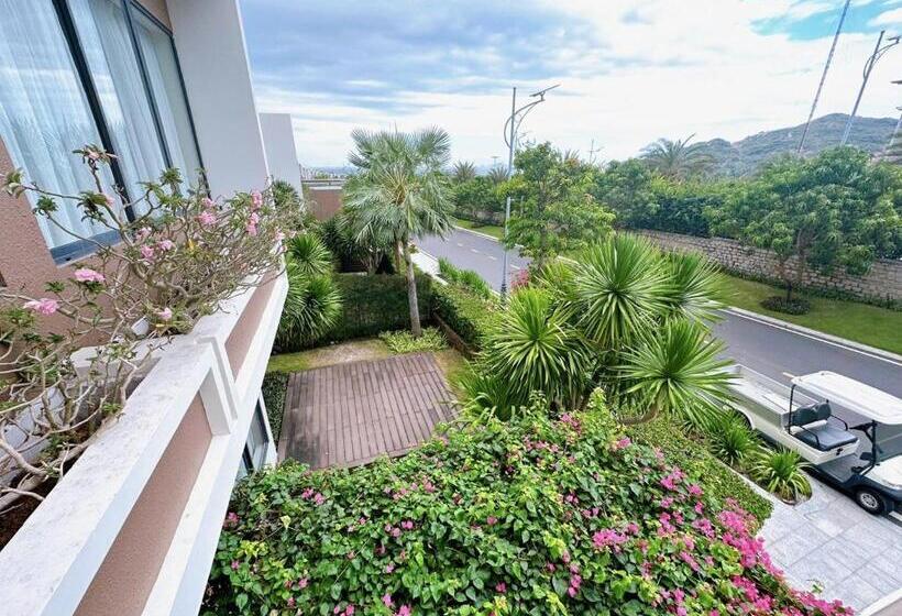 اتاق لوکس با چشم‌انداز باغ, Phoenix Pool Villa Cam Ranh