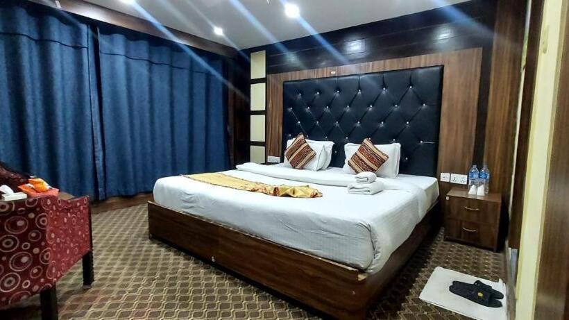 اتاق خانوادگی, Suryansh Pvt Ltd