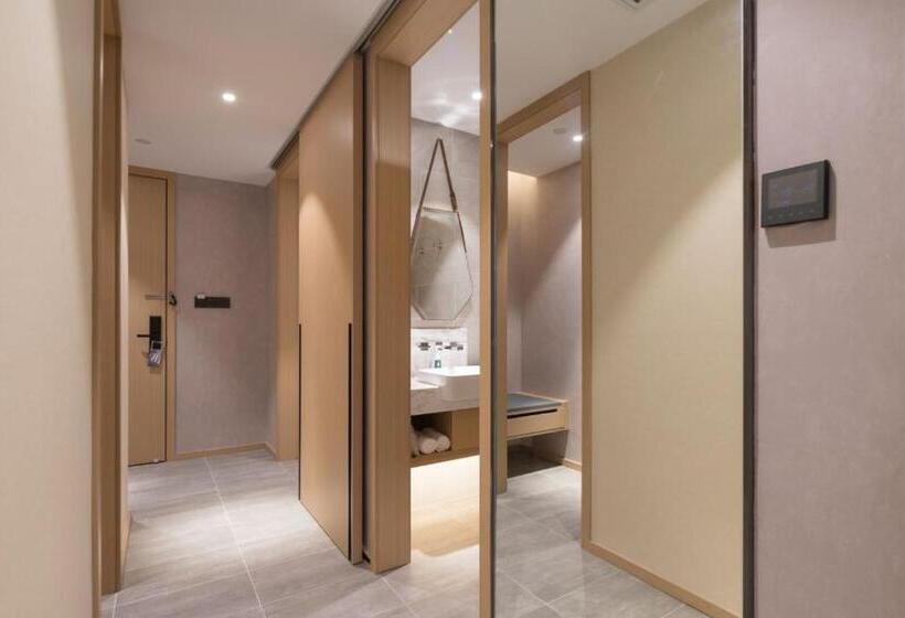 Семейный Номер, Atour Hotel Gangding Metro Station Taikoo Hui Tianhe Guangzhou     Free Shuttle Bus Service Between