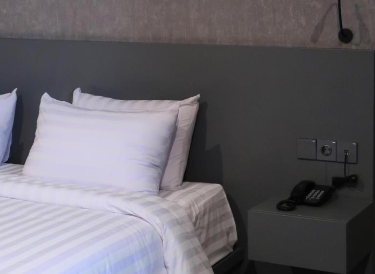 Quarto Deluxe, Fhandika Boutique Inc