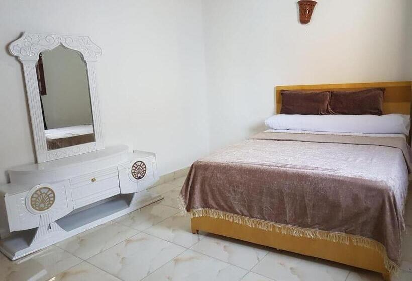 اتاق خانوادگی, The Lotus Guest House