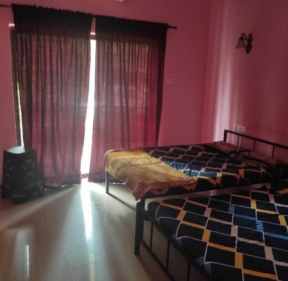 Трехместный Номер Классика, Oyo Village Inn