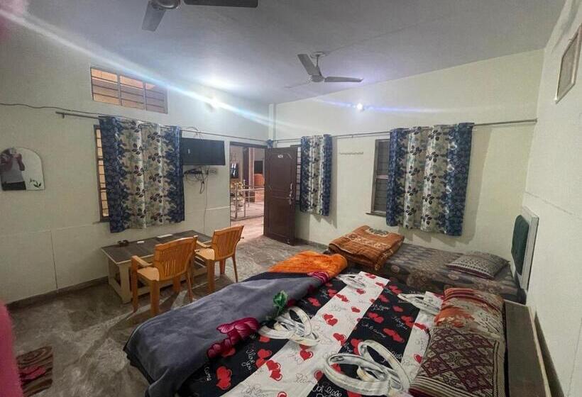 豪华三人间, Garg Complex Guesthouse