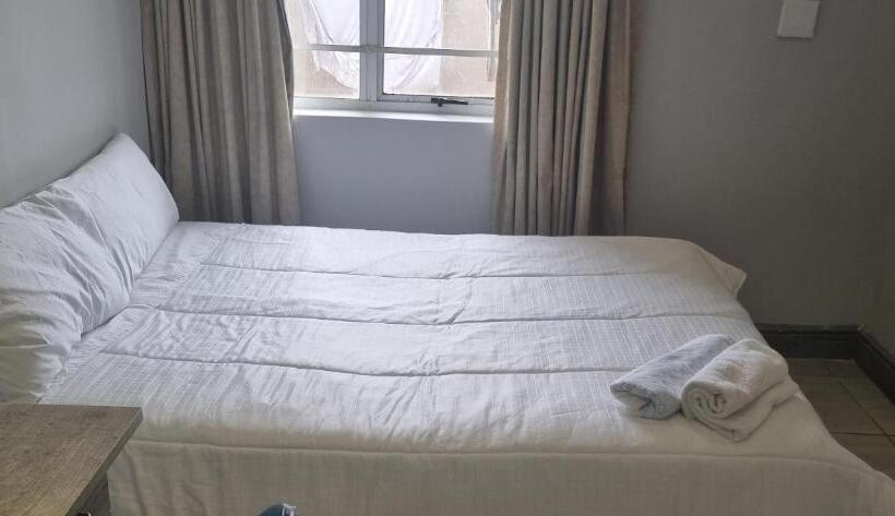Quarto Estandar, 6 Crawford Road, Rondebosch East