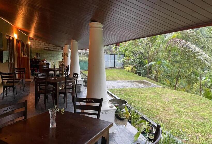 اتاق خانوادگی با چشم‌انداز کوه, Eagles Lodge   Kandy