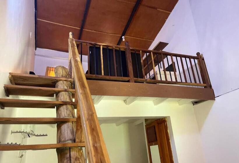 اتاق خانوادگی با چشم‌انداز کوه, Eagles Lodge   Kandy