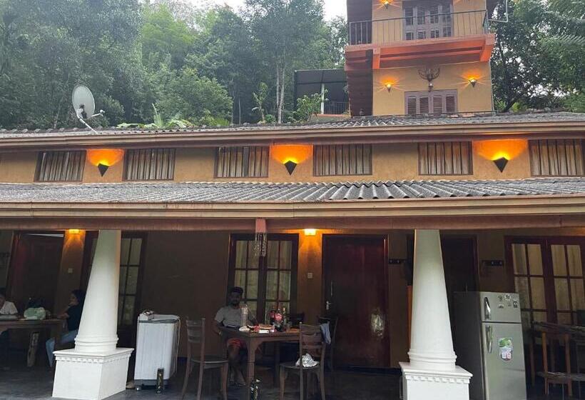 اتاق خانوادگی با چشم‌انداز کوه, Eagles Lodge   Kandy