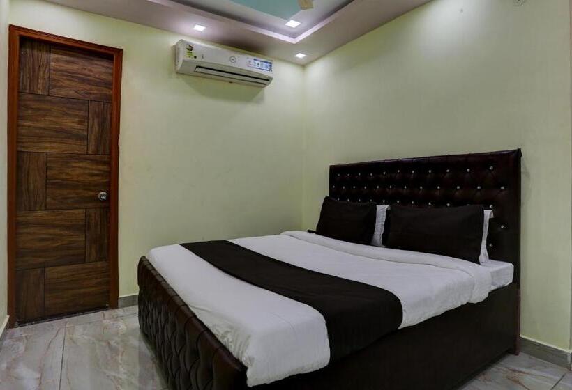 اتاق کلاسیک سه تخته, Oyo Flagship Hotel Omex