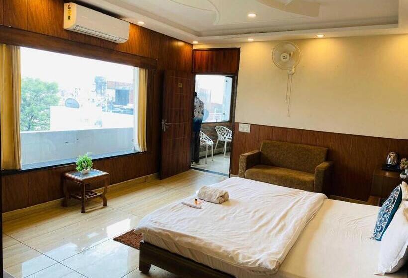 트리플 클래식 룸, Oyo Hotel Abhinadan