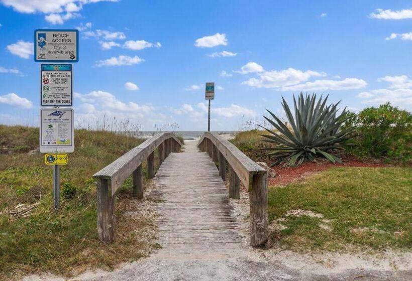 Апартаменты 1 Спальня с Балконом, Jax Beach House  1 Minute Walk To Beach