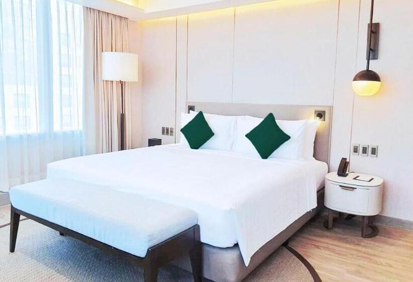 سوییت جونیور, Lanson Place Mall Of Asia Manila