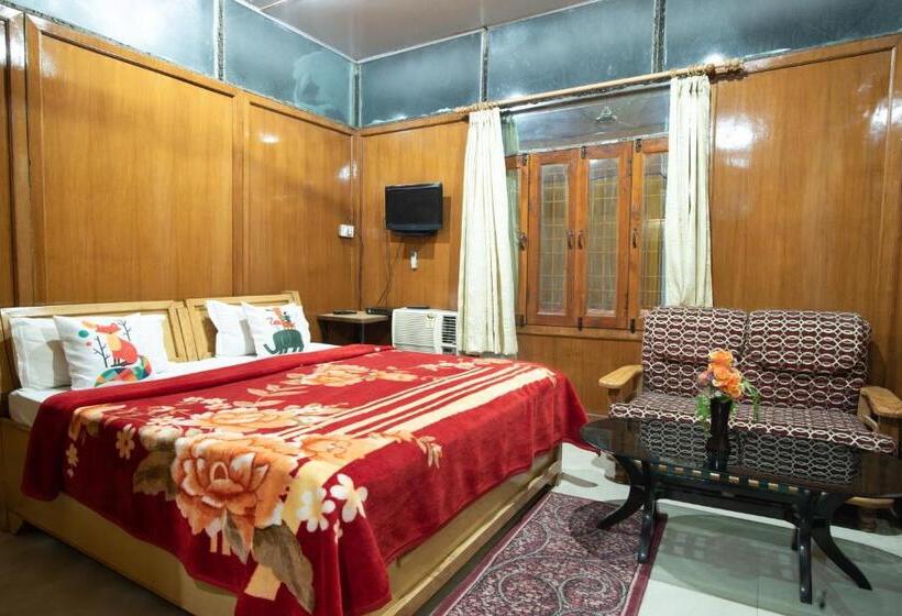 Номер Deluxe Кровать Кинг, Kalindi Nature Resort Lakhamandal