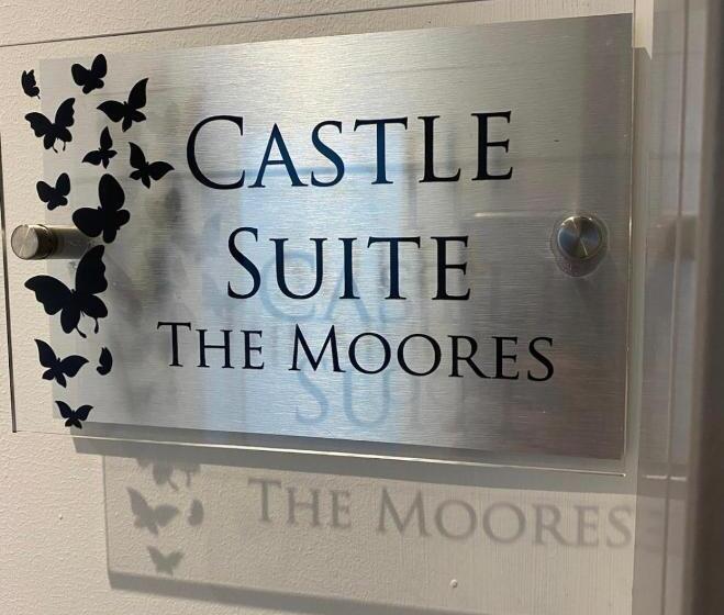 اتاق استاندارد با تخت بزرگ, The Moores Castle Holiday Suites