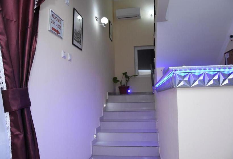 اتاق استاندارد سه نفره, Living