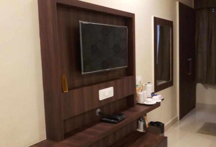 豪华三人间, Saayein Residency
