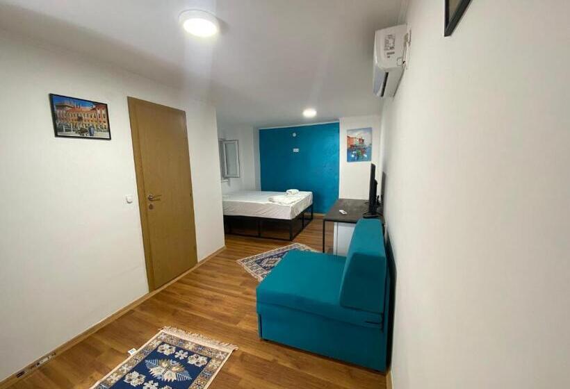 اتاق استاندارد سه نفره, Apple Line Appartments