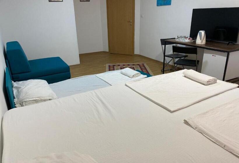 اتاق استاندارد سه نفره, Apple Line Appartments