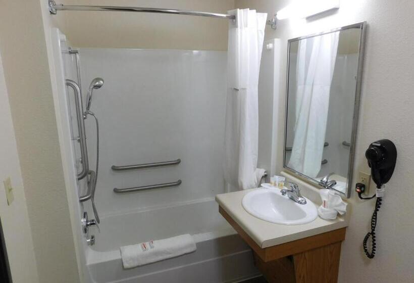 Номер Deluxe, Days Inn & Suites By Wyndham Rochester South