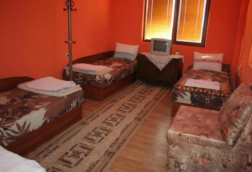 Трехместный Номер Стандарт Совместная Ванная, Guest House Edelvais