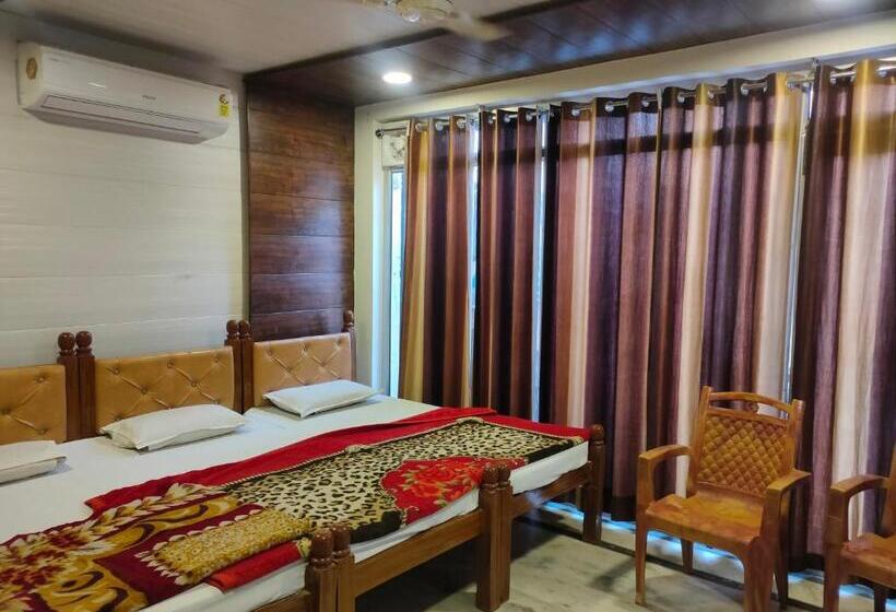 Quarto Superior Quádruplo, Shubhadra Guest House