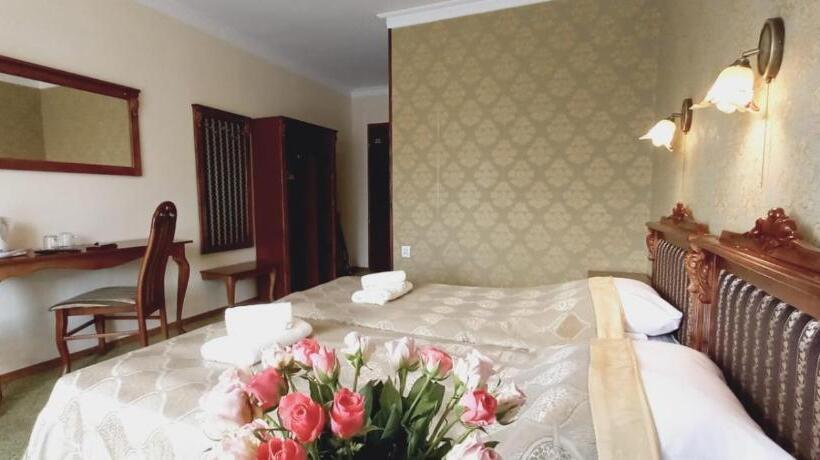 Quarto Triplo Estandar, Dworek Bursztynowy