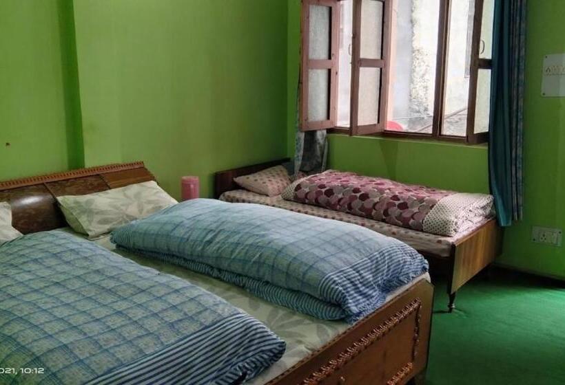 标准三人间, Preetam Uttarakhand