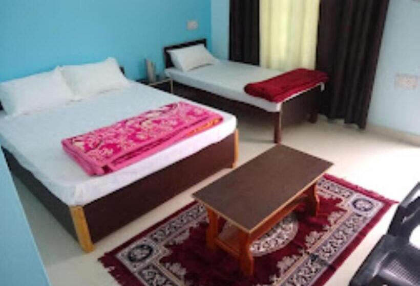 스탠다드 트리플 룸, Vikram Palace Sapeta