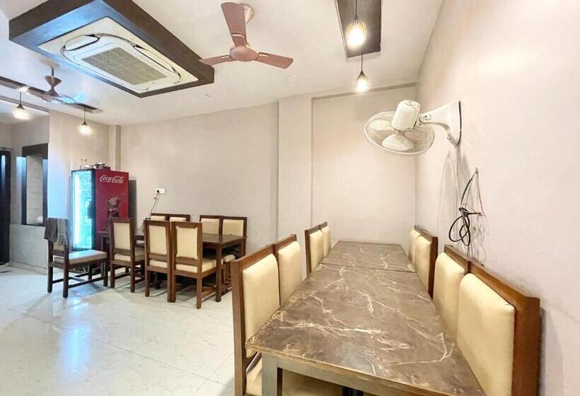 Номер Economy, Nandini Palace ! Varanasi ! होटल नंदिनी पैलेस  హోటల్ నందిని ప్యాలెస్ ! Fully Air Conditioned Hotel F