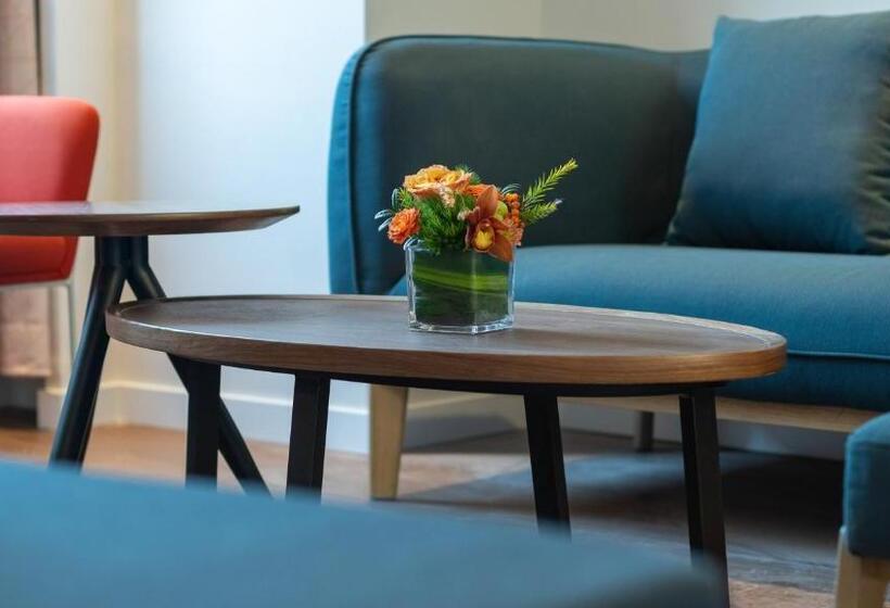 带大床的套房, Holiday Inn Express Weifang City Center, An Ihg
