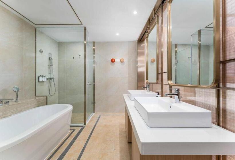 带大床的套房, Holiday Inn Express Weifang City Center, An Ihg