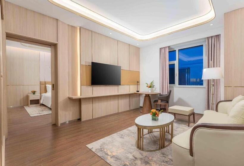 带大床的套房, Holiday Inn Express Weifang City Center, An Ihg