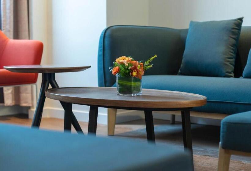 带大床的套房, Holiday Inn Express Weifang City Center, An Ihg