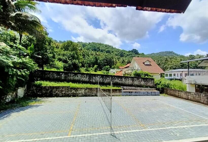 Люкс с Балконом, Stayberries Hornbill Villa Athirappilly