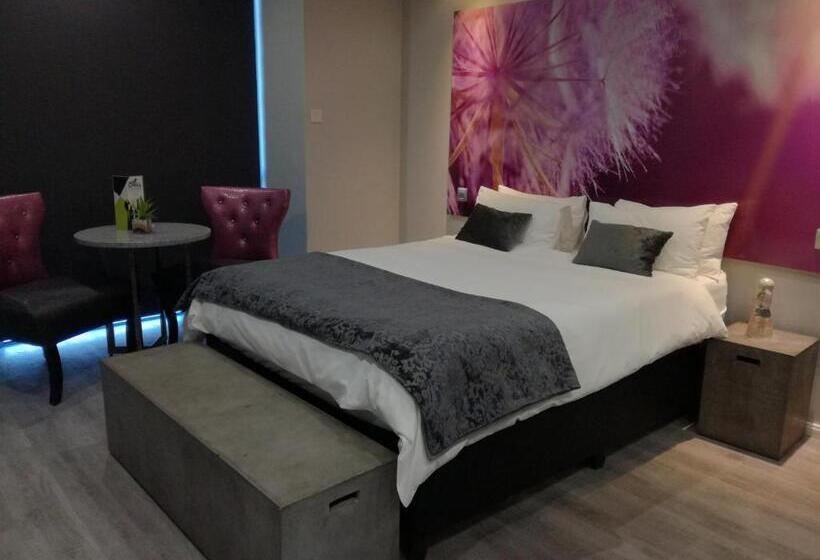 غرفة إدارية ثلاثية, Chill Pepper Boutique