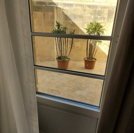 استودیوی استاندارد, Aqueduct Boutique B&b