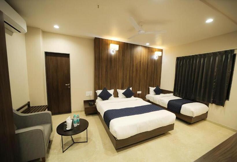 スーペリアトリプルルーム, Maruti Group Of Hotels   The Shivam