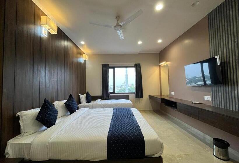 スーペリアトリプルルーム, Maruti Group Of Hotels   The Shivam