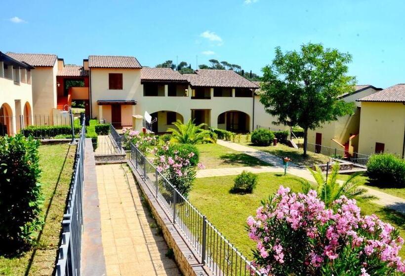 آپارتمان 1 خوابه با بالکن, Isa Apartments 4 Beds, First Floor With Private Outdoor Area, In Residence With Swimming Pool