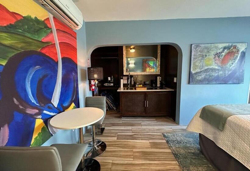 سوییت با چشم‌انداز باغ, Old Crow Hotel And Suites