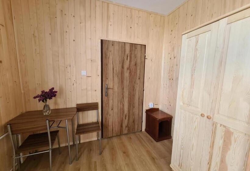 Четырехместный номер эконом класса с общей ванной комнатой, Sšvp 1. Máj