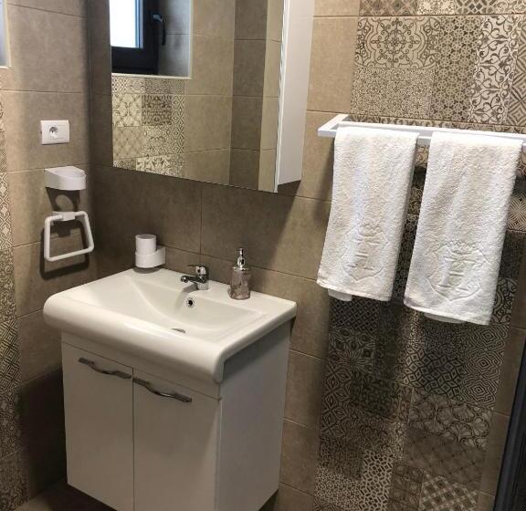 اتاق استاندارد چهارنفره با بالکن, Pensiunea Crown